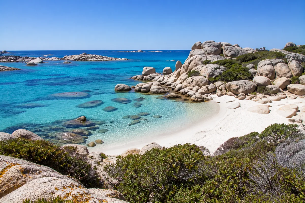 Blocs de granite arrondis et eau turquoise sur les îles Lavezzi en Corse-du-Sud